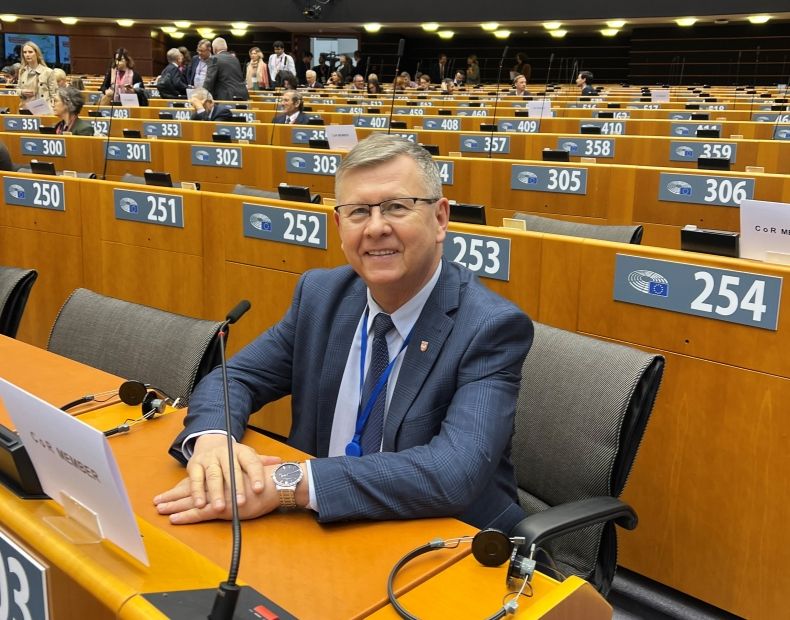 marszałek Witold Kozłowski siedzi na sali obrad