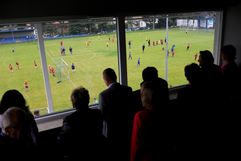 Goście oglądający stadion z loży VIP.