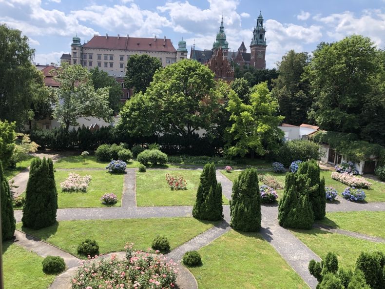 Ogród Muzeum Archeologicznego w Krakowie z widokiem na Wawel.