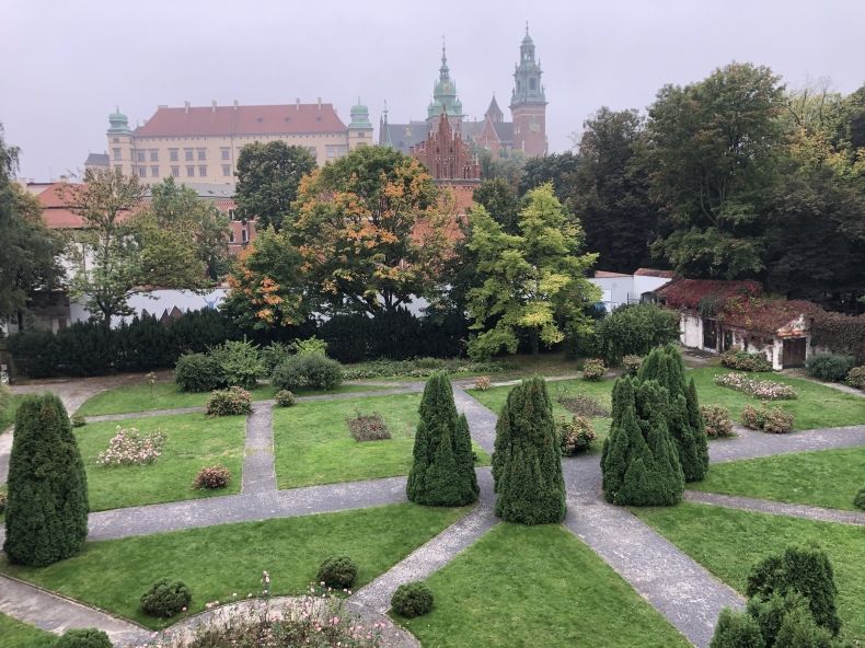kolorowe zdjęcie ogrodu Muzeum Archeologicznego w Krakowie
