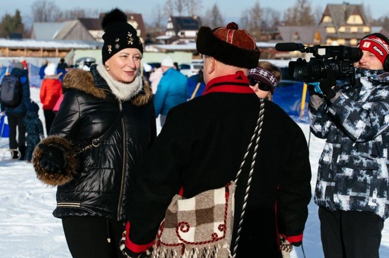 Iwona Gibas z zarządu województwa i Bartek Koszarek Benkowy