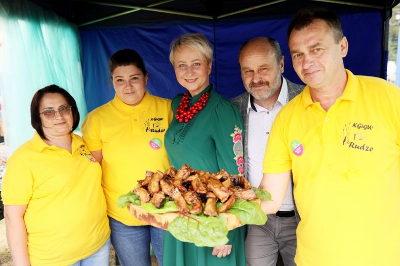 Degustacja dania z karpiem, Iwona Gibas trzyma półmisek z potrawą