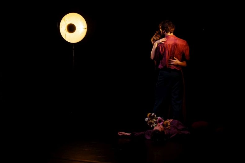 mężczyzna obejmujący kobietę na scenie obok świecący reflektor