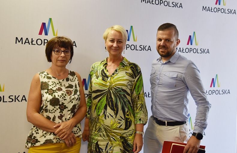 Iwona Gibas z zarządu województwa wraz z Bernardyną Bryzek, przewodniczącą Rady Gminy Oświęcim i Aleksandrem Stachurą, prezesem Ochotniczej Straży Pożarnej Poręba Wielka