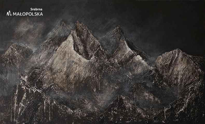 Obraz autorstwa Moniki Tarsy przedstawiający szczyty gór bez roślinności, wszystko zachowane w ciemnych barwach z dużą ilością czerni.