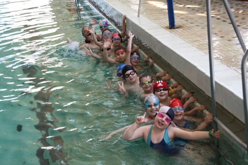 uczniowie w trakcie nauki pływania