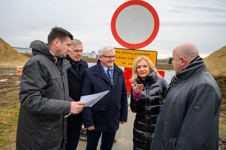 poseł na Sejm Anna Pieczarka, wicemarszałkowie województwa małopolskiego Łukasz Smółka i Józef Gawron oraz starosta tarnowski Roman Łucarz i wicestarosta Jacka Hudyma na budowie