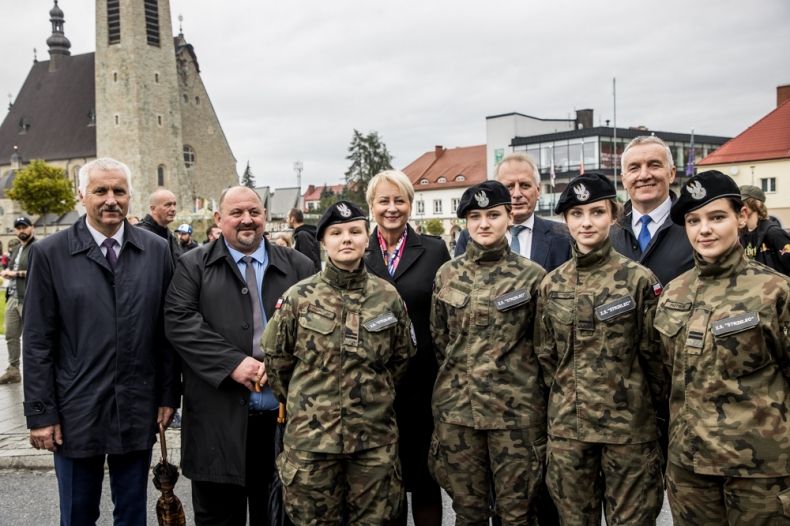 Uczestnicy wydarzenia pozują do pamiątkowego zdjęcia