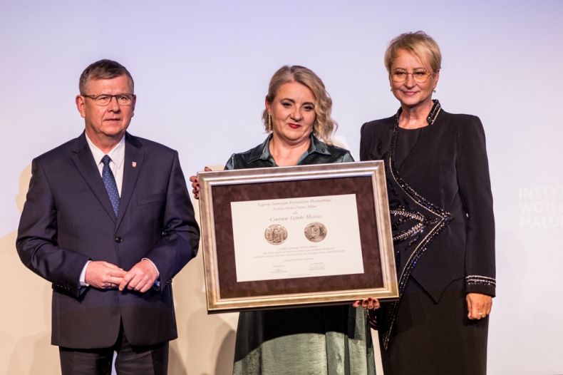 Centrum Sztuki Mościce - jednostka kultury Województwa Małopolskiego świętuje jubileusz 50-lecia. Widok na stojących od lewej Marszałka Małopolski Witolda Kozłowskiego, nagrodzoną osobę oraz Iwonę Gibas członka Zarządu Małopolski