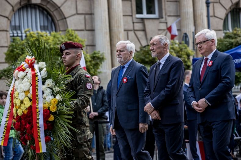 Delegacja Samorządu Województwa Małopolskiego składa kwiaty przed Grobem Nieznanego Żołnierza