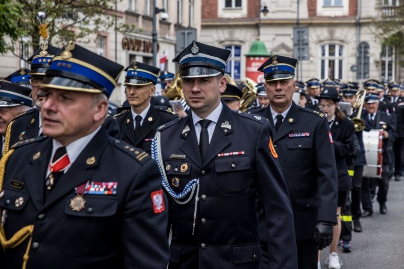 Wicemarszałek Łukasz Smółka wśród uczestników procesji