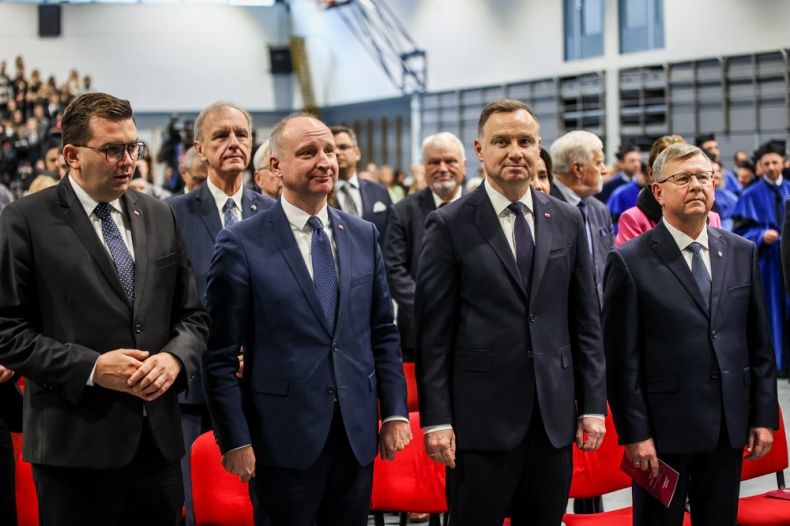 Widok na uczestników uroczystości inauguracji 98. roku akademickiego na Uniwersytecie Ekonomicznym od lewej wojewoda małopolski Łukasz Kmita, Andrzej Szczerski minister , Prezydent RP Andrzej Duda oraz Marszałek Małopolski Witold Kozłowski