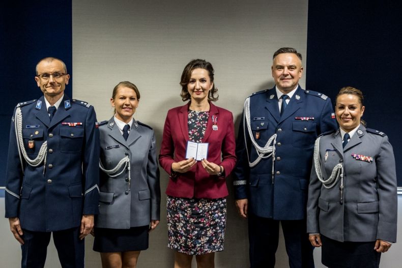 Marta Malec-Lech z zarządu województwa stoi wraz policjantami.