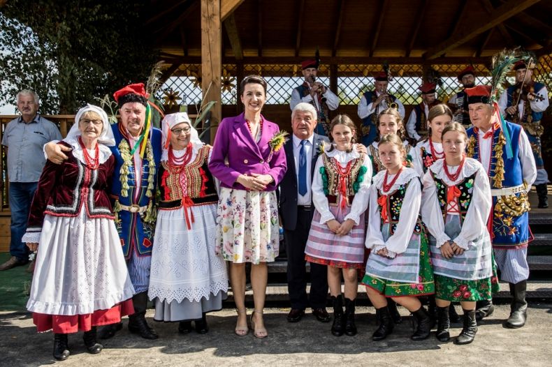 Pamiątkowe zdjęcie grupy osób w strojach regionalnych z Martą Malec-Lech