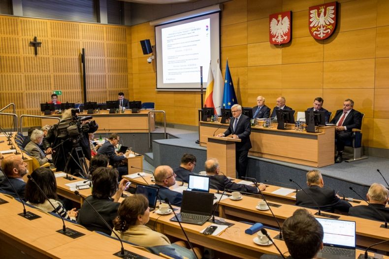 Radni obradujący na sali sesyjnej. Przy mównicy wicemarszałek Józef Gawron.