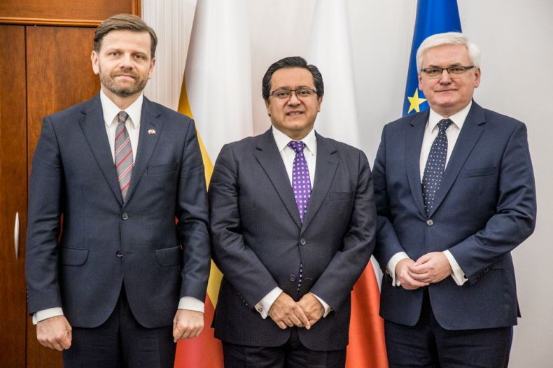 Wspólne zdjęcie po spotkaniu, od lewej: Sebastian Chwedeczko – Konsul Honorowy Meksyku w Krakowie, Juan Sandoval Mendiolea - Ambasador Meksyku w Polsce i wicemarszałek Józef Gawron