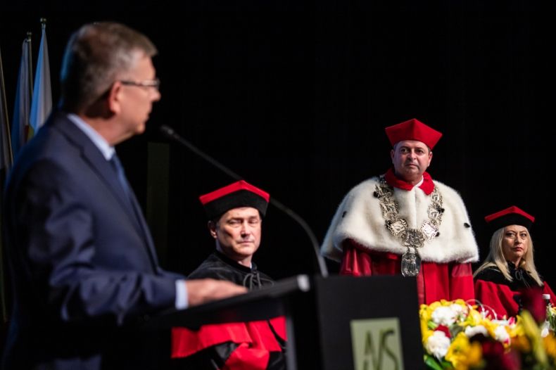 Marszałek Małopolski Witold Kozłowski podczas wystąpienia na Akademii Nauk Stosowanych, w tle władze uczelni z Rektorem na czele