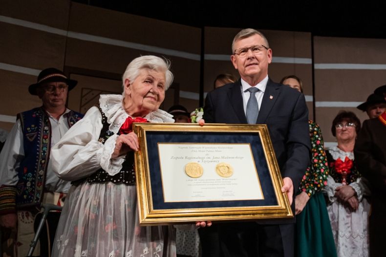 Prezentacja nagrody Polonia Minor - po prawej stronie Marszałek Małopolski Witold Kozłowski 