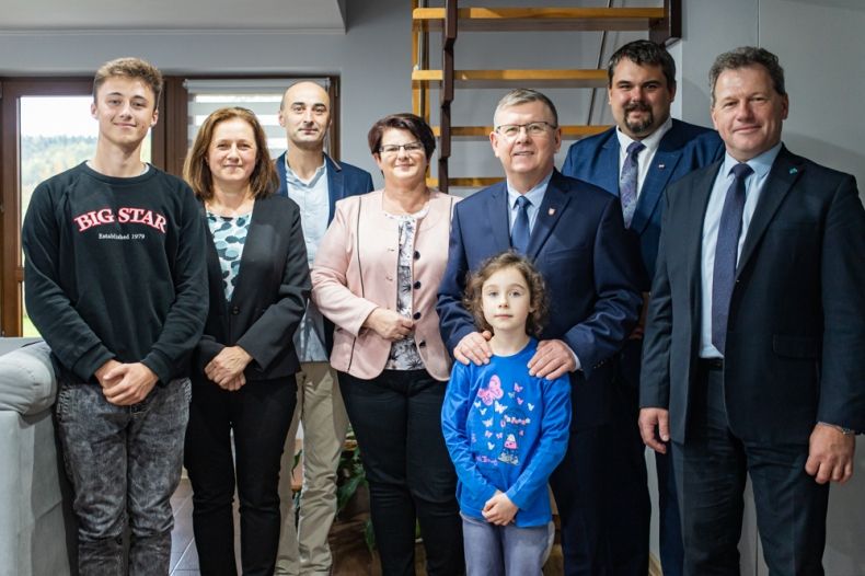Marszałek Małopolski w otoczeniu rodziny Dziadzio, przed marszałkiem stoi kilkuletni chłopiec, do około pozostali członkowie rodziny.