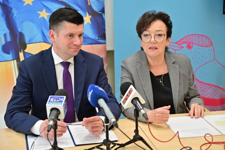 Wicemarszałek Łukasz Smółka mówi do mikrofonu