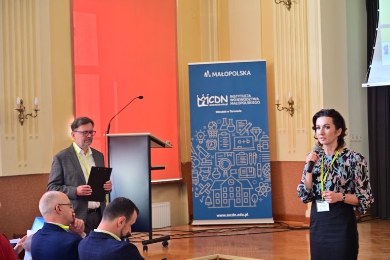 Marta Malec-Lech z zarządu województwa stoi i mówi do mikrofonu.