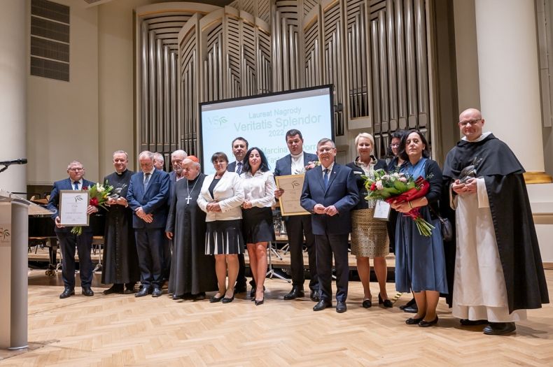 Wręczenie Nagrody Samorządu Województwa Małopolskiego im. św. Jana Pawła II Veritatis Splendor. Widok z oddali na laureatów