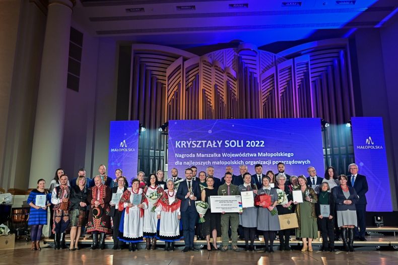 Wspólne zdjęcie przedstawicieli Samorządu Województwa Małopolskiego z laureatami obu nagród