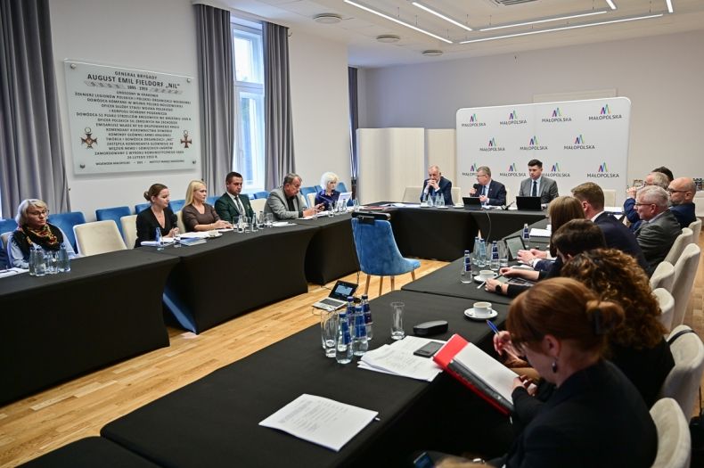 posiedzenie Komitetu Sterującego Małopolskiej Tarczy Humanitarnej - Fundusze Europejskie dla Ukrainy. Zbliżenie na część uczestników spotkania