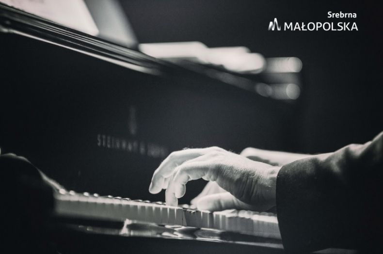 Czarno - białe zdjęcie rąk pianisty na klawiaturze fortepianu