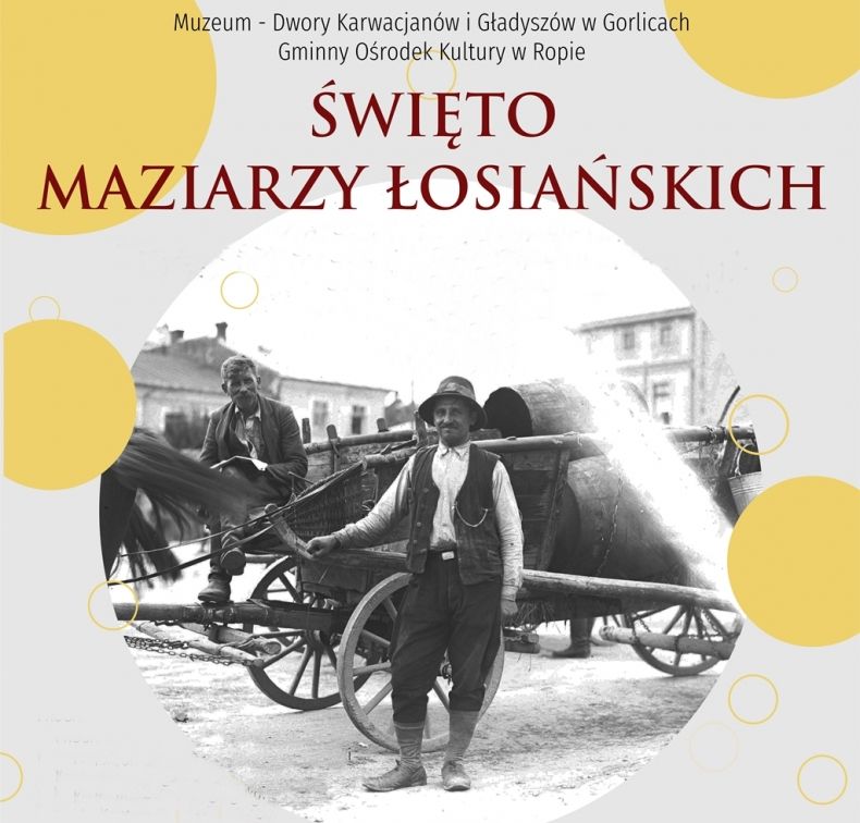 Grafika ze zdjęciem archiwalnym czarno-białym maziarza w tradycyjnym łemkowskim stroju, a za nim drewniany wóz maziarski
