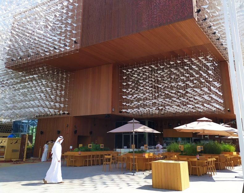 Pawilon Polski na Expo. Na pierwszym planie człowiek z stroju regionalnym z Dubaju.