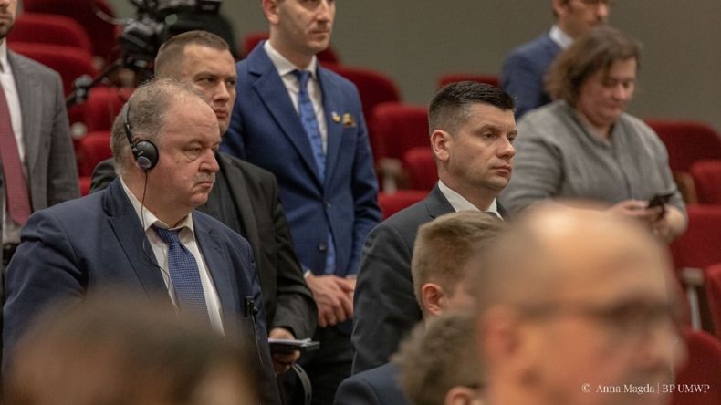 wicemarszałek Łukasz Smółka na konferencji w Rzeszowie