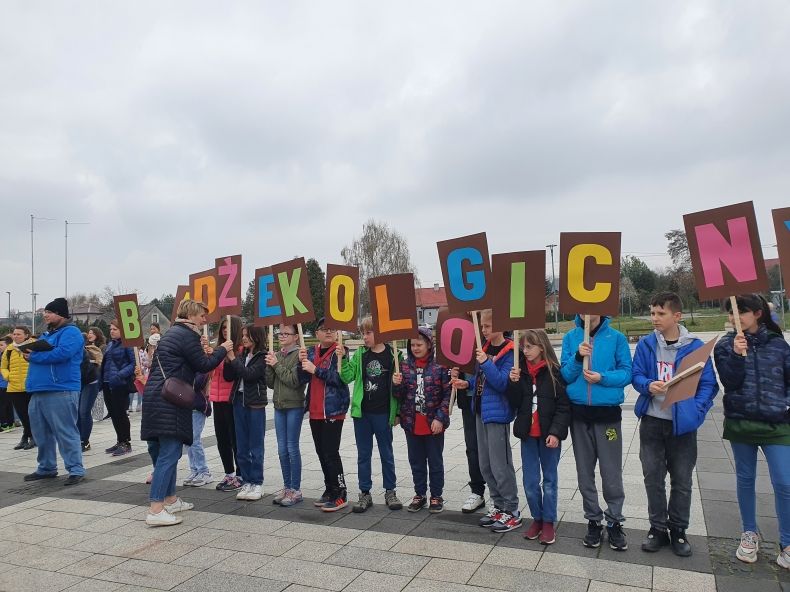 dzieci z napisem bądź ekologiczny