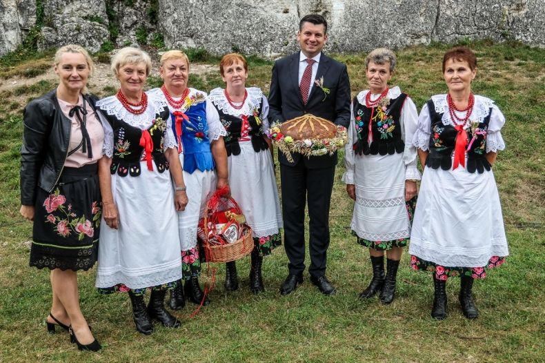 wicemarszałek Łukasz Smółka z bochnem chleba