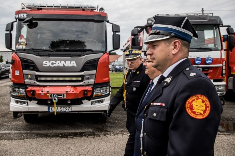 wicemarszałek przekazuje wóz strażacki