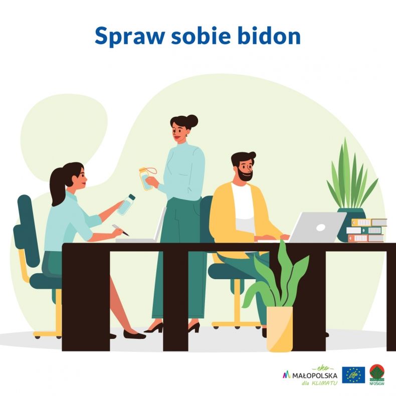 Koledzy w pracy pokazują własne bidony.