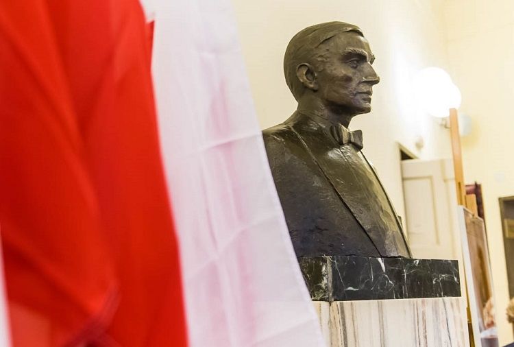 Popiersie Karola Szymanowskiego we foyer Filharmonii Krakowskiej.
