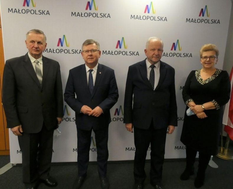 W agendzie w Oświęcimiu marszałek Witold Kozłowski spotkał się z burmistrzem Kalwarii Zebrzydowskiej Augustynem Ormantym oraz radnymi Kalwarii Ewą Pacut i Tadeuszem Wilkiem