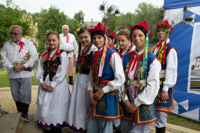 Grupa dzieci w strojach krakowskich