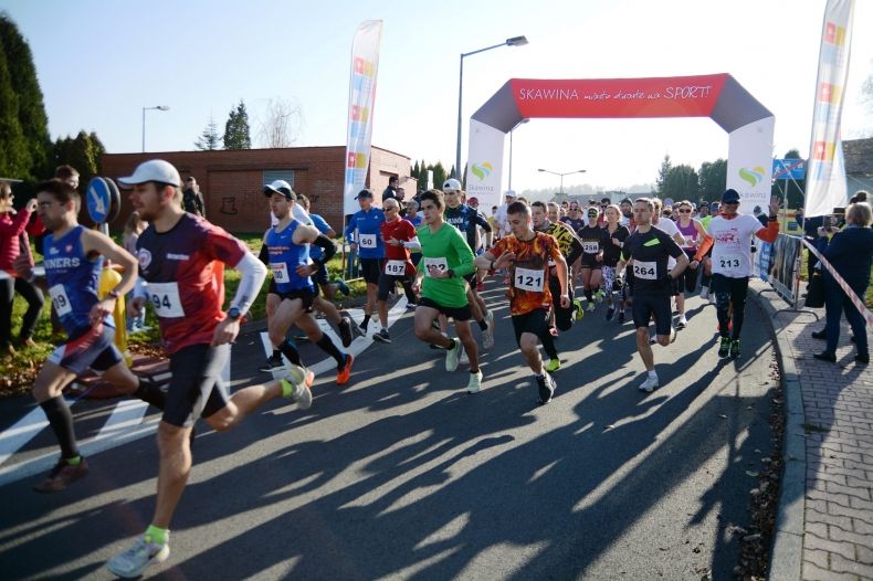 uczestnicy biegu w 2021 roku ruszyli ze startu w Skawinie