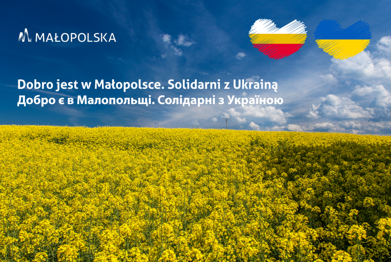 Pole rzepaku na tle niebieskiego nieba. Flaga Małopolski i Ukrainy w kształcie serc. Napis Dobro jest w Małopolsce. Solidarni z Ukrainą