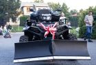 Quad owinięty wstążką w kolorze biało-czerwonym