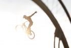 Rowerzysta trzyma rower podczas skoku w powietrze 