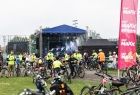 Grupa rowerzystów na placu przed sceną