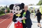 Iwona Gibas z maskotką Myszki Miki