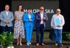 Jury konkursowe wręcza dyplom wyróżnionemu