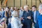 Iwona Gibas rozmawia z uczniami i ich rodzicami