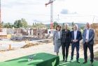 Iwona Gibas, Rafał Stuglik i uczestnicy uroczystości