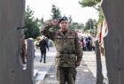 zołnierz salutuje przy pomniku