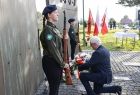 wicemarszałek klęczy przed pomnikiem